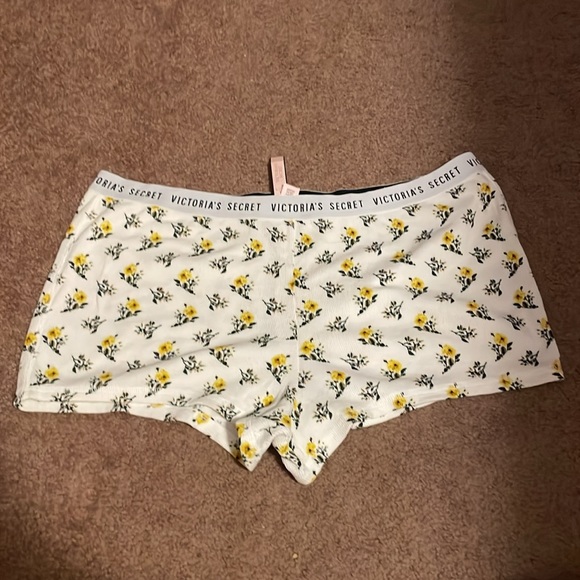 NWT Victorias Secret floral Henley and short set - Picture 7 of 8